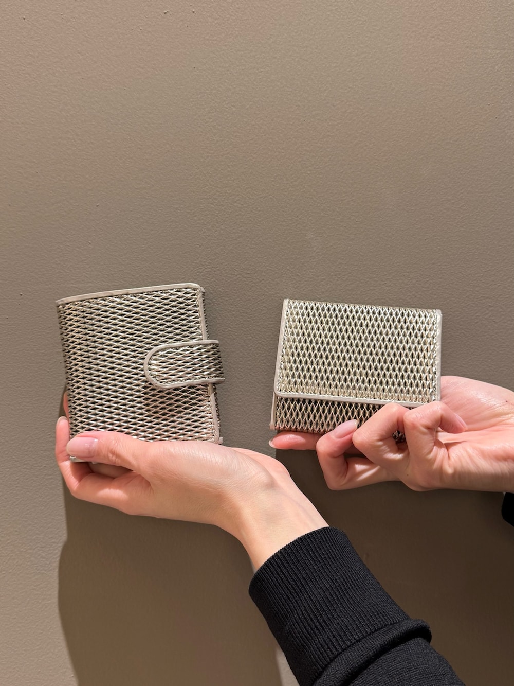 ゴールド系の財布、ゴールド系の財布を着用したレディースの春コーディネートの2枚目の写真