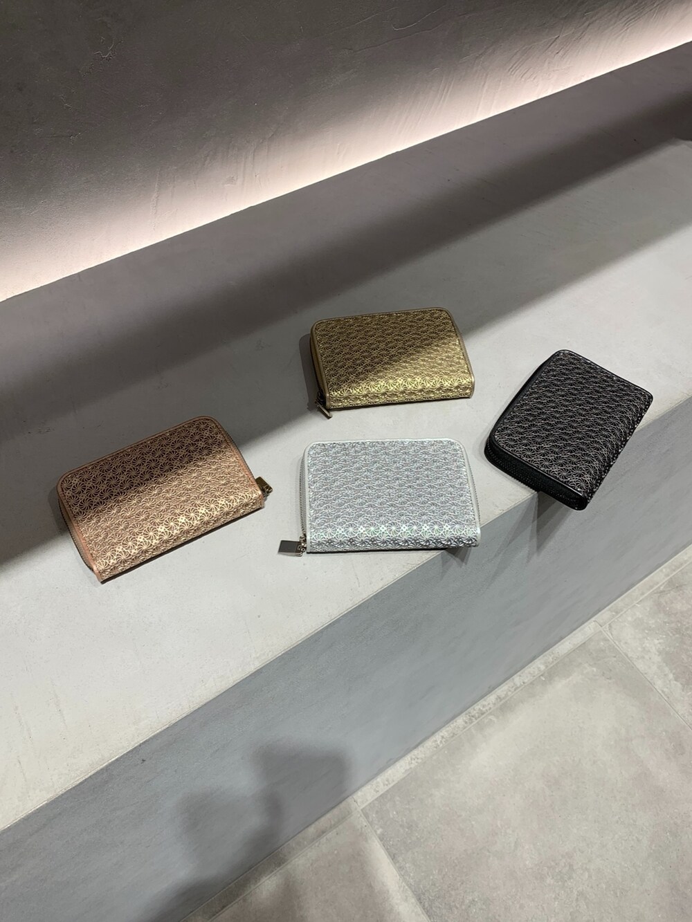 シルバー系の財布、ブラック系の財布を着用したレディースの春コーディネートの7枚目の写真