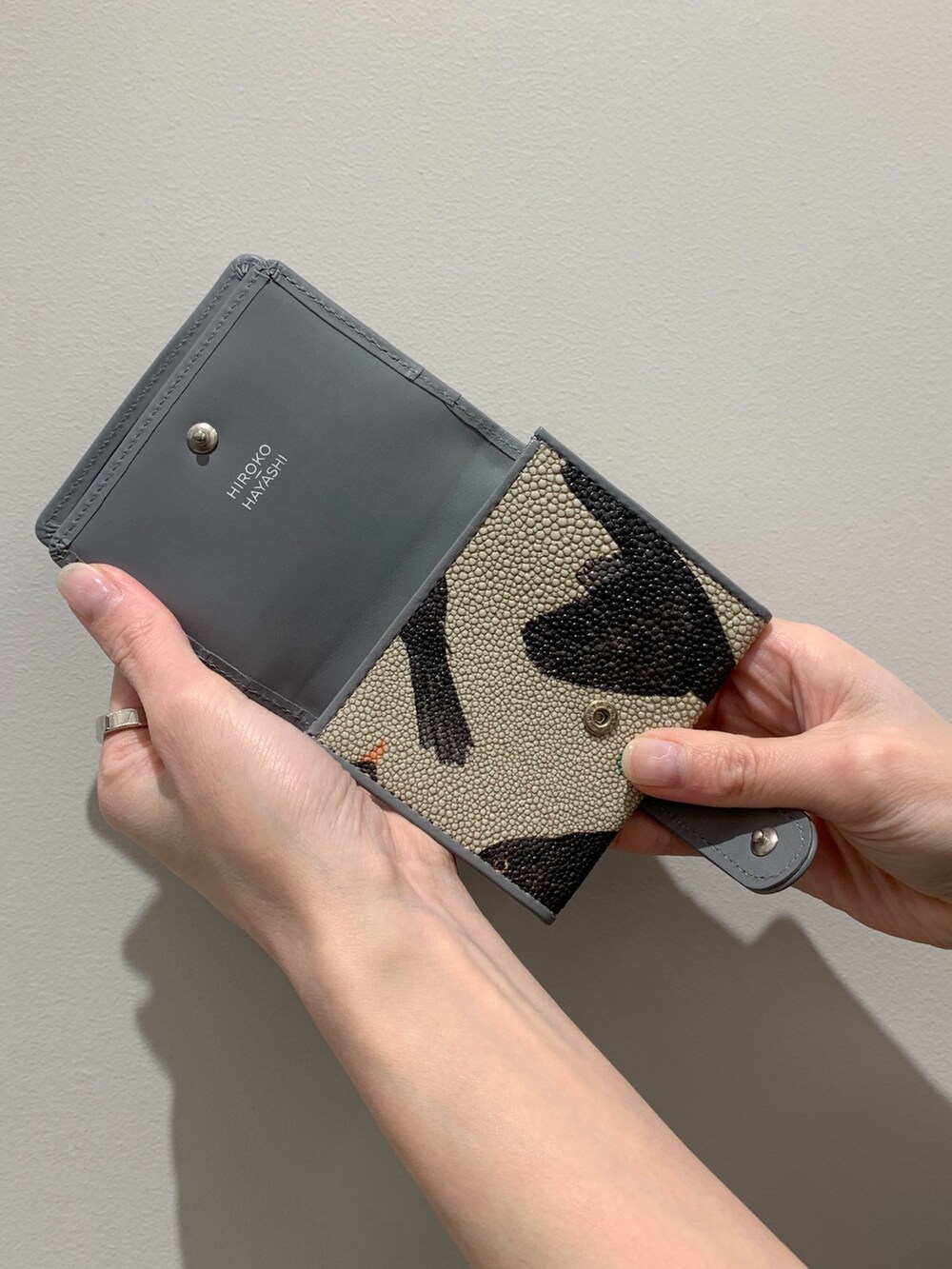 オレンジ系の財布を着用したレディースの春コーディネートの5枚目の写真