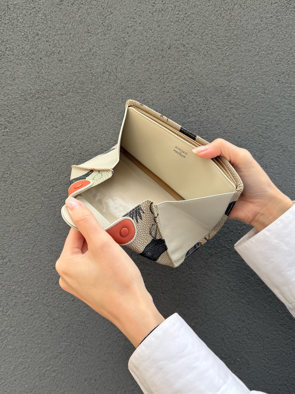 オレンジ系の財布、オレンジ系の財布を着用したレディースの冬コーディネートの5枚目の写真