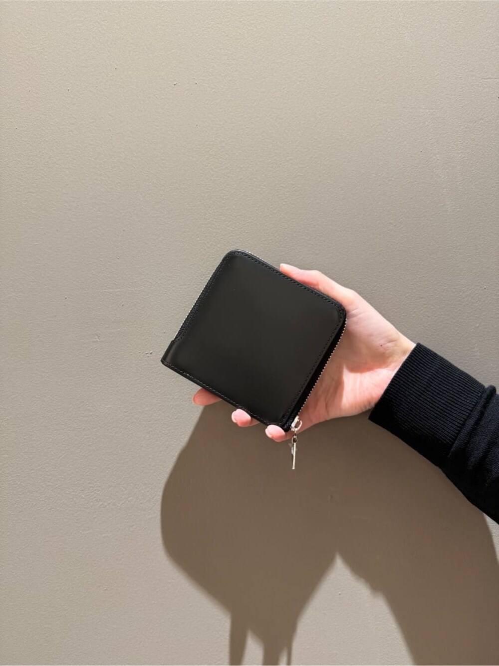 ブラック系の財布、レッド系の財布を着用したレディースの春コーディネートの3枚目の写真
