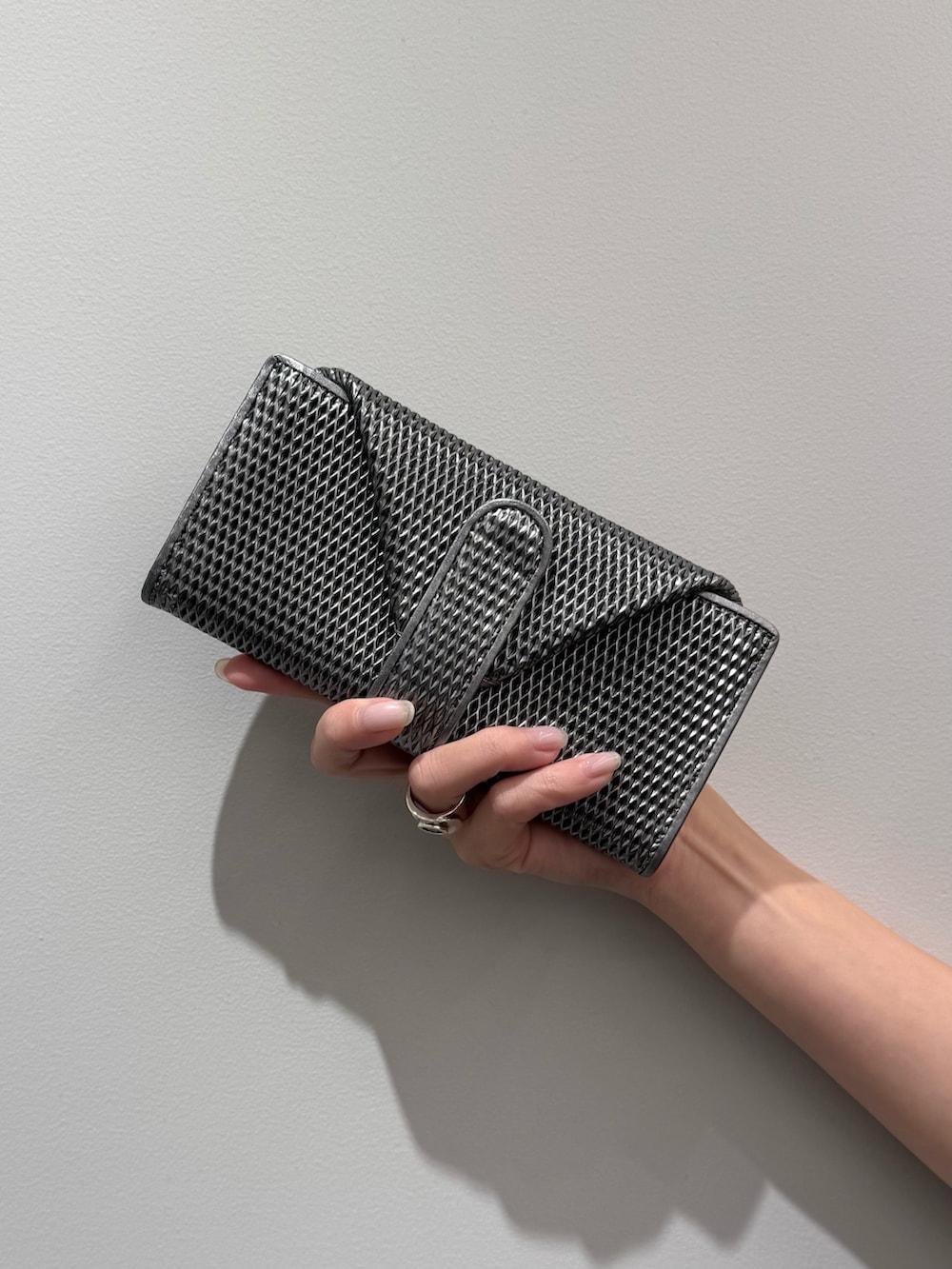 シルバー系の財布、シルバー系の財布を着用したレディースの夏コーディネートの2枚目の写真