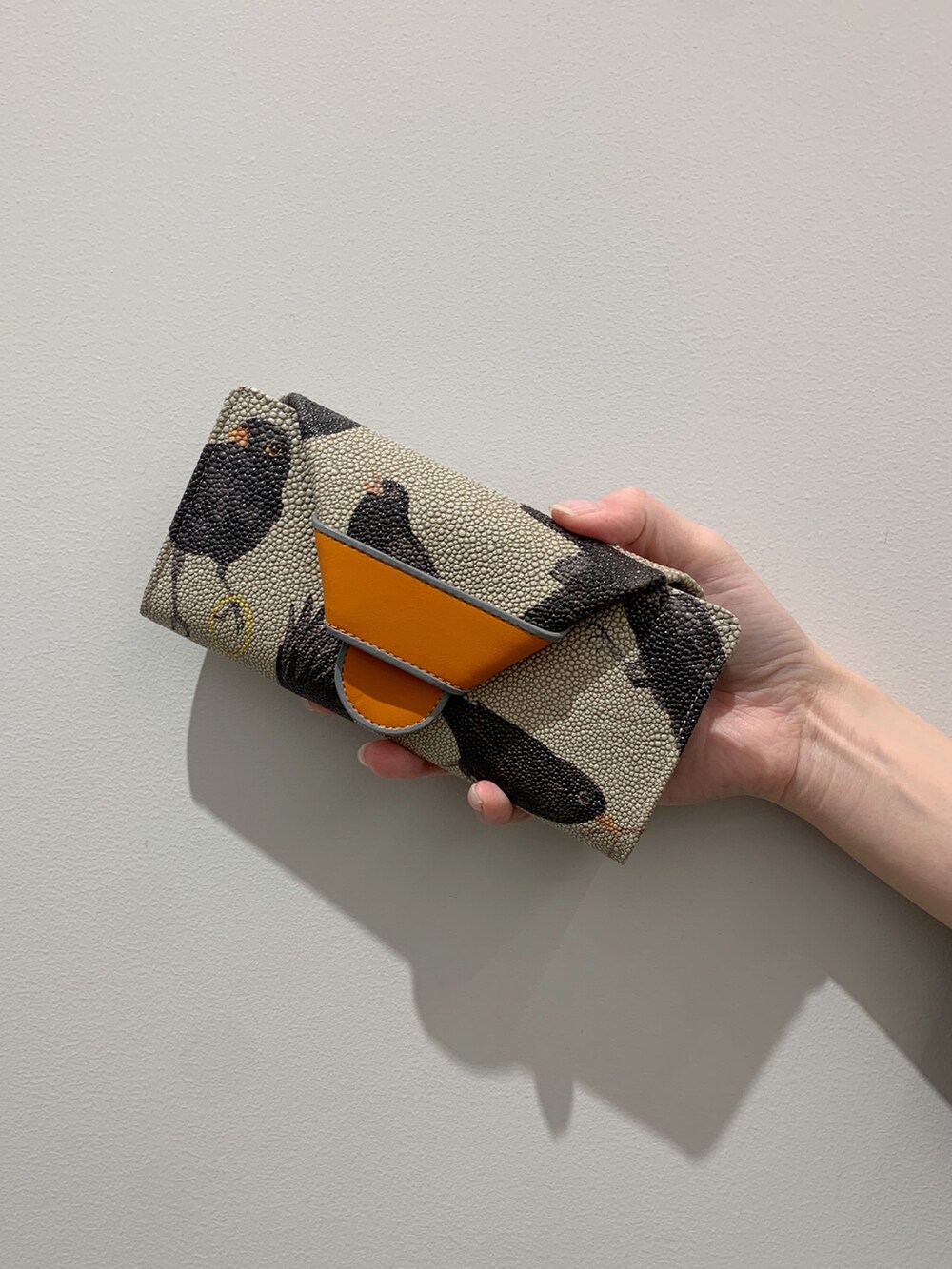 オレンジ系の財布、オレンジ系の財布を着用したレディースの春コーディネートの3枚目の写真