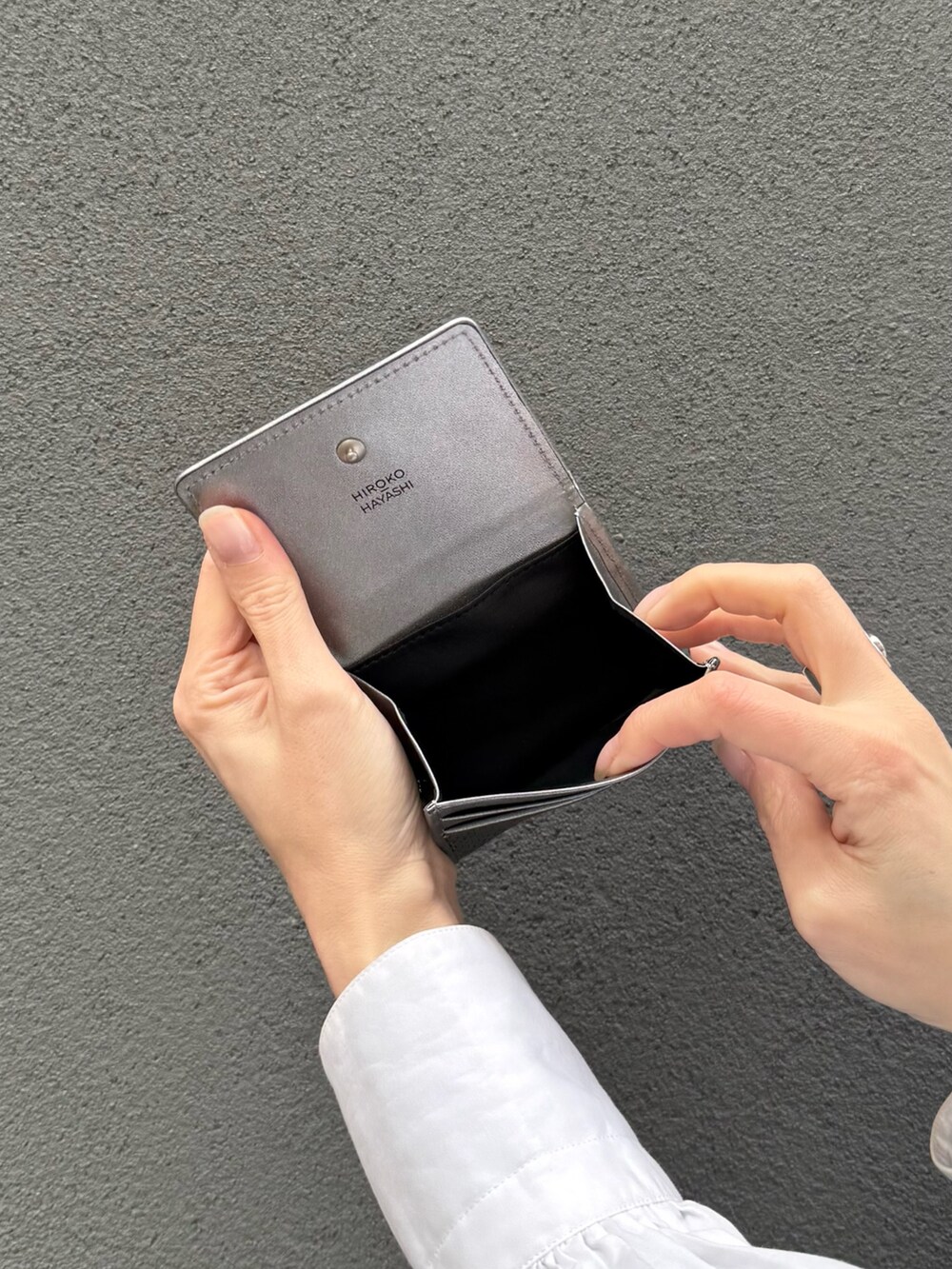 シルバー系の財布、シルバー系の財布、シルバー系の名刺入れを着用したレディースの冬コーディネートの4枚目の写真