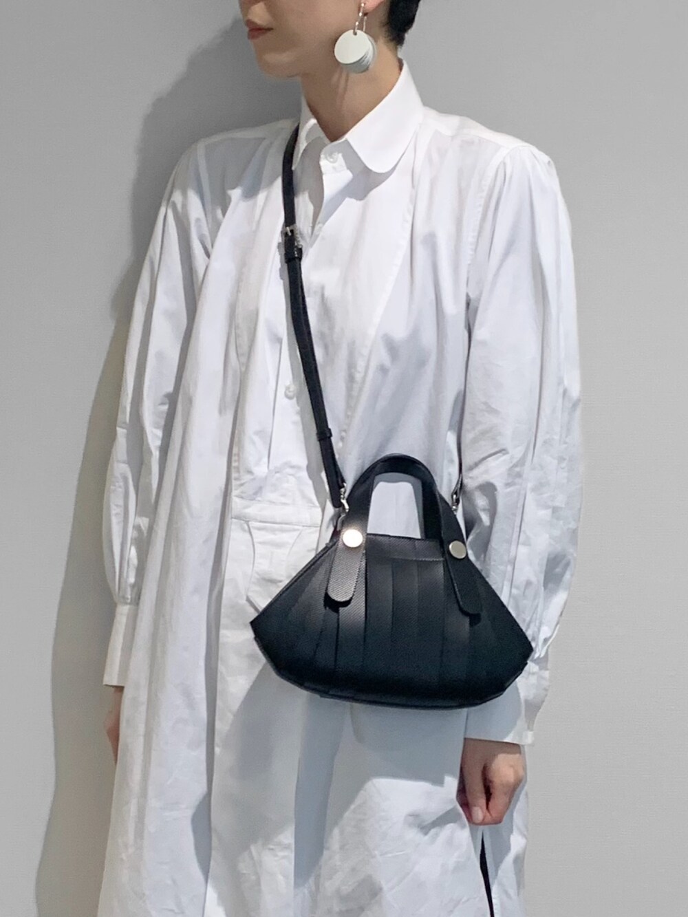 ブラック系のショルダーバッグを着用したレディースの春コーディネートの3枚目の写真