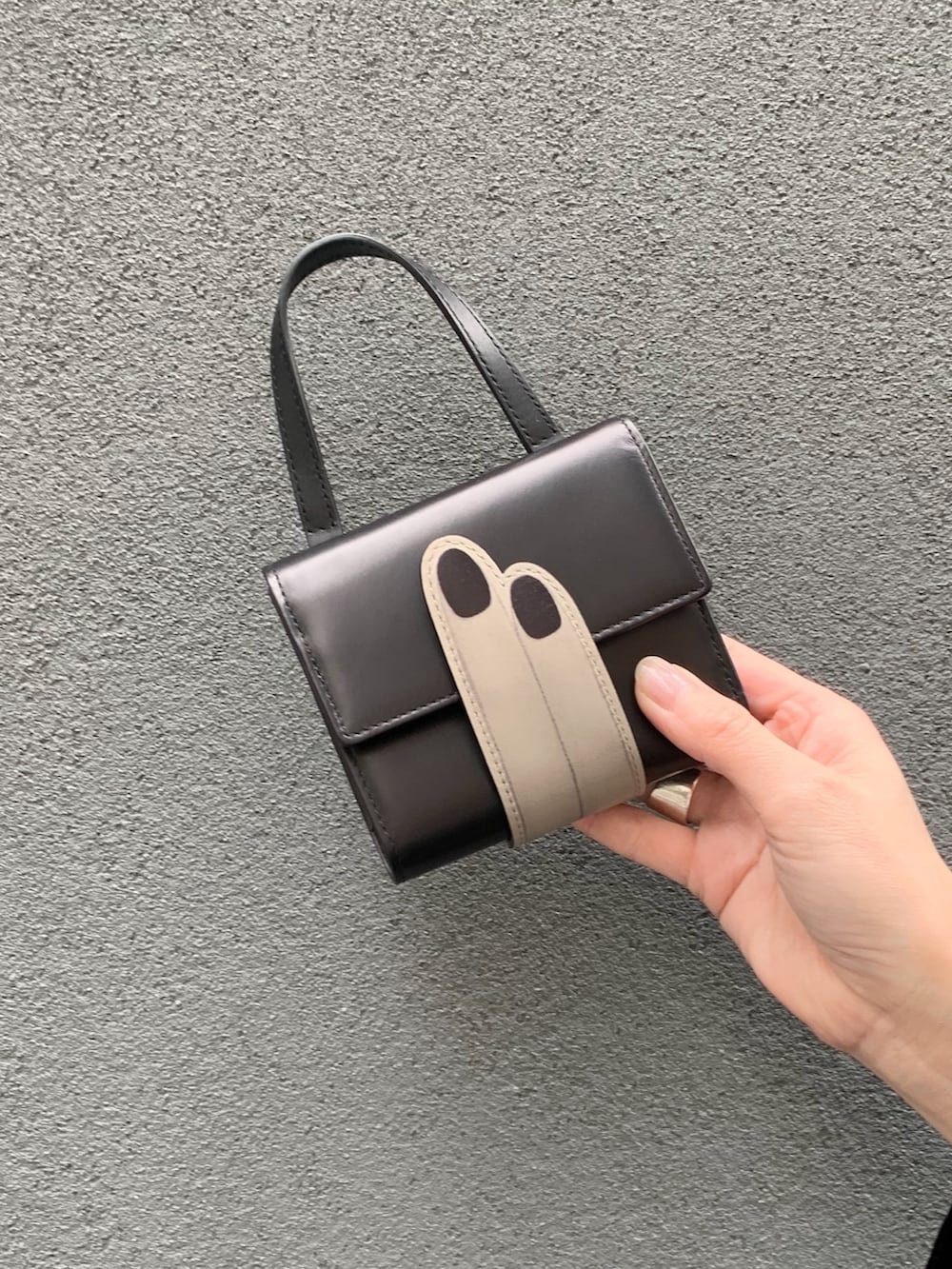 ブラック系の財布、ブラック系の財布を着用したレディースの春コーディネートの6枚目の写真