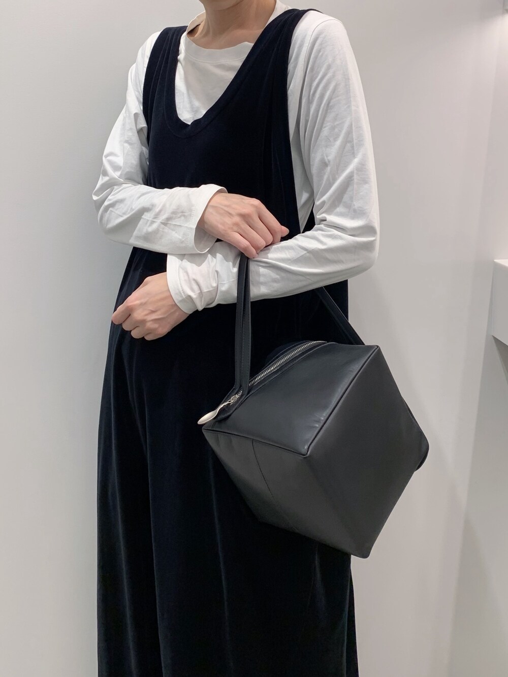 ブラック系のハンドバッグを着用したレディースの冬コーディネートの4枚目の写真