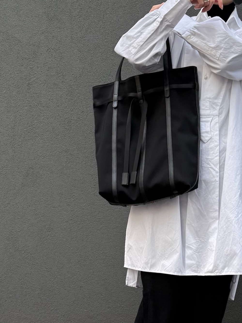 ブラック系のトートバッグを着用したレディースの冬コーディネートの4枚目の写真