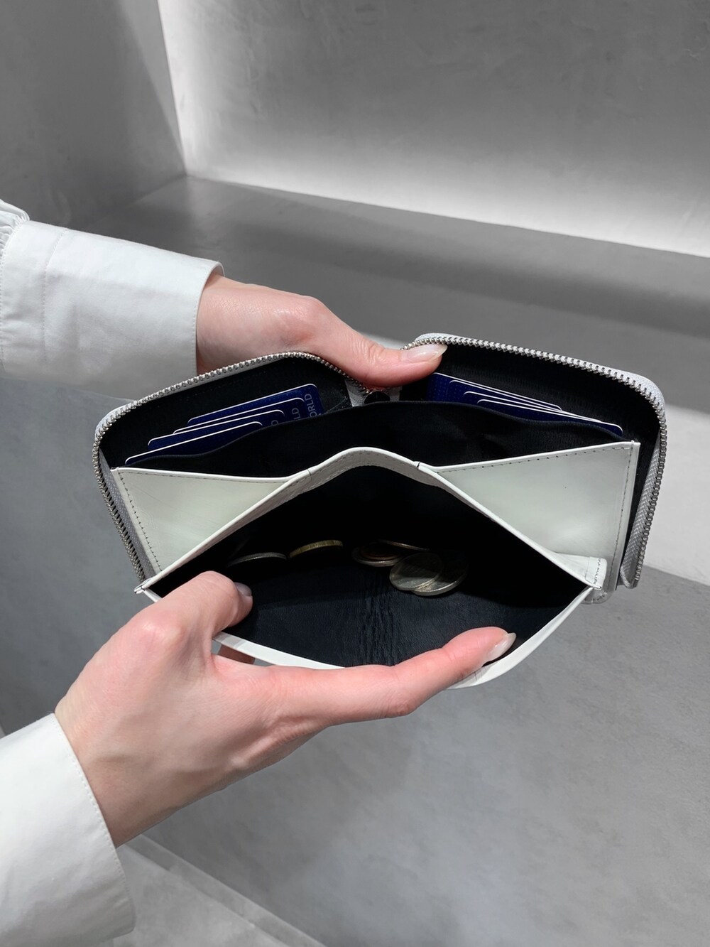 ホワイト系の財布、ブラック系の財布を着用したレディースの冬コーディネートの5枚目の写真