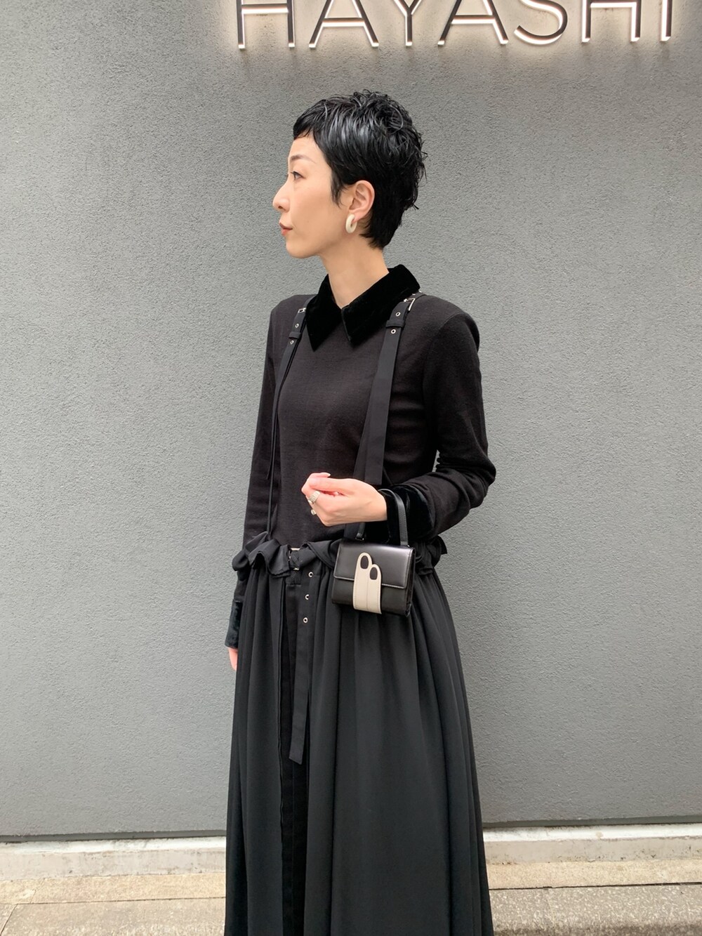 ブラック系の財布、ブラック系のキーケース/キーアクセサリーを着用したレディースの春コーディネートの4枚目の写真