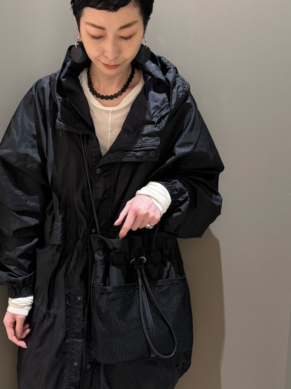 ブラック系のショルダーバッグ、シルバー系のリング、シルバー系のリングを着用したレディースの春コーディネートの6枚目の写真