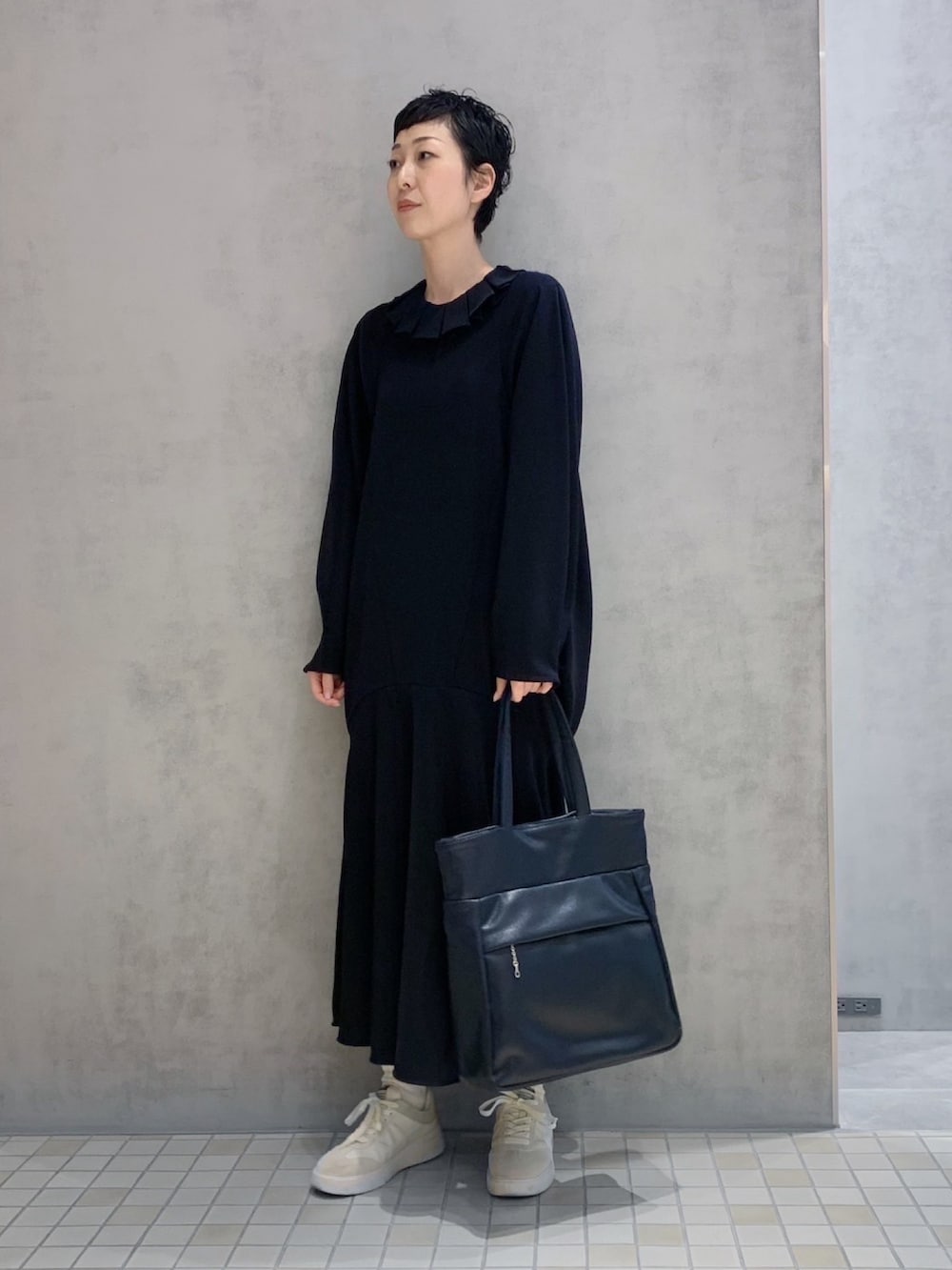 ブルー系のトートバッグを着用したレディースの夏コーディネートの3枚目の写真