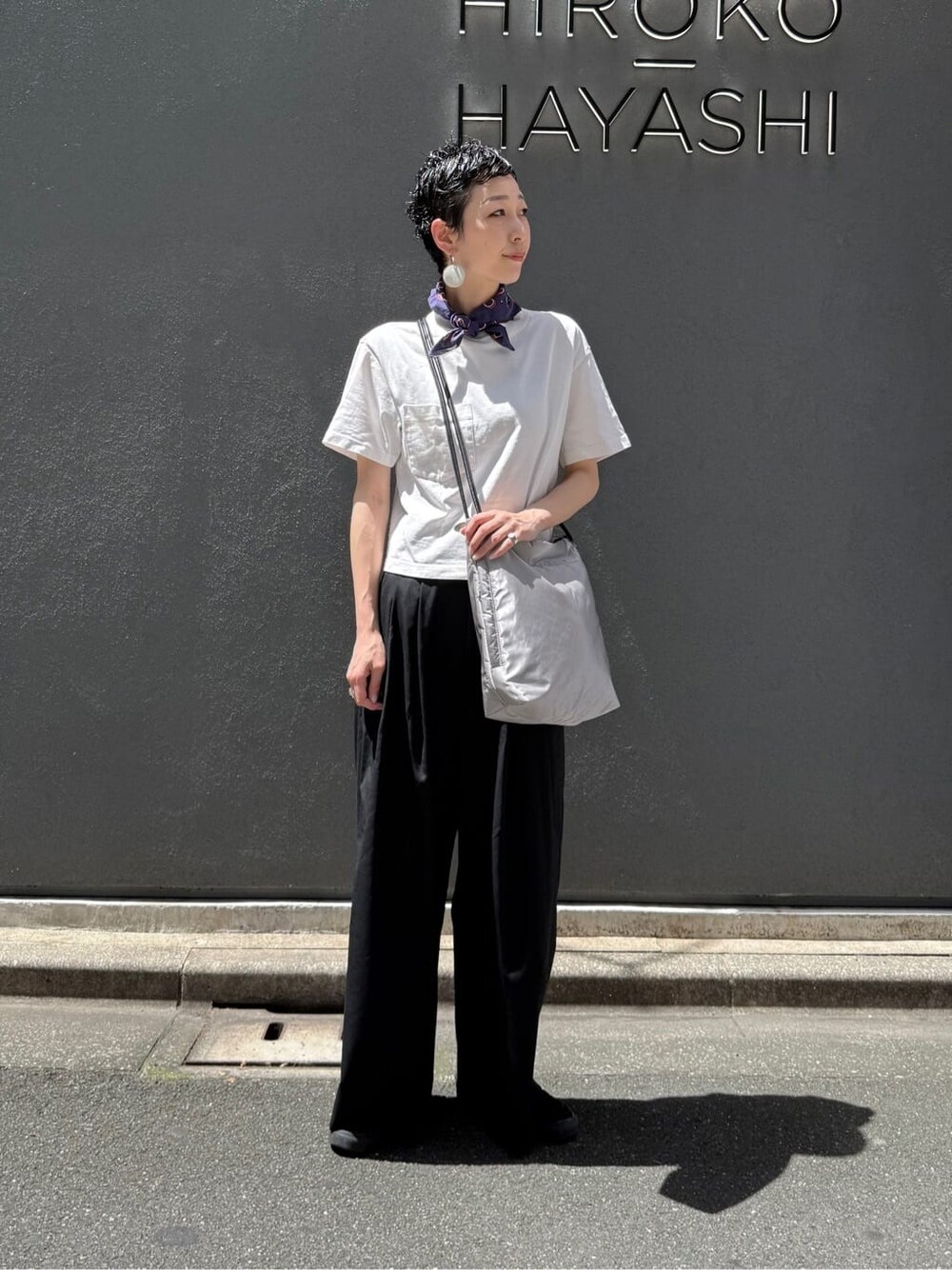 グレー系のショルダーバッグを着用したレディースの夏コーディネートの5枚目の写真