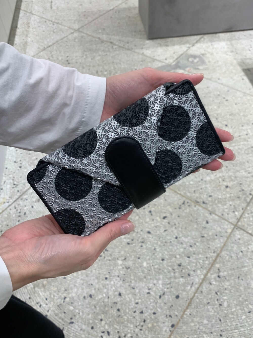 シルバー系の財布、シルバー系の財布を着用したレディースの秋コーディネートの5枚目の写真