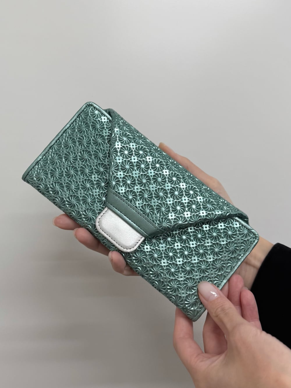 グリーン系の財布、グリーン系の財布を着用したレディースの秋コーディネートの5枚目の写真