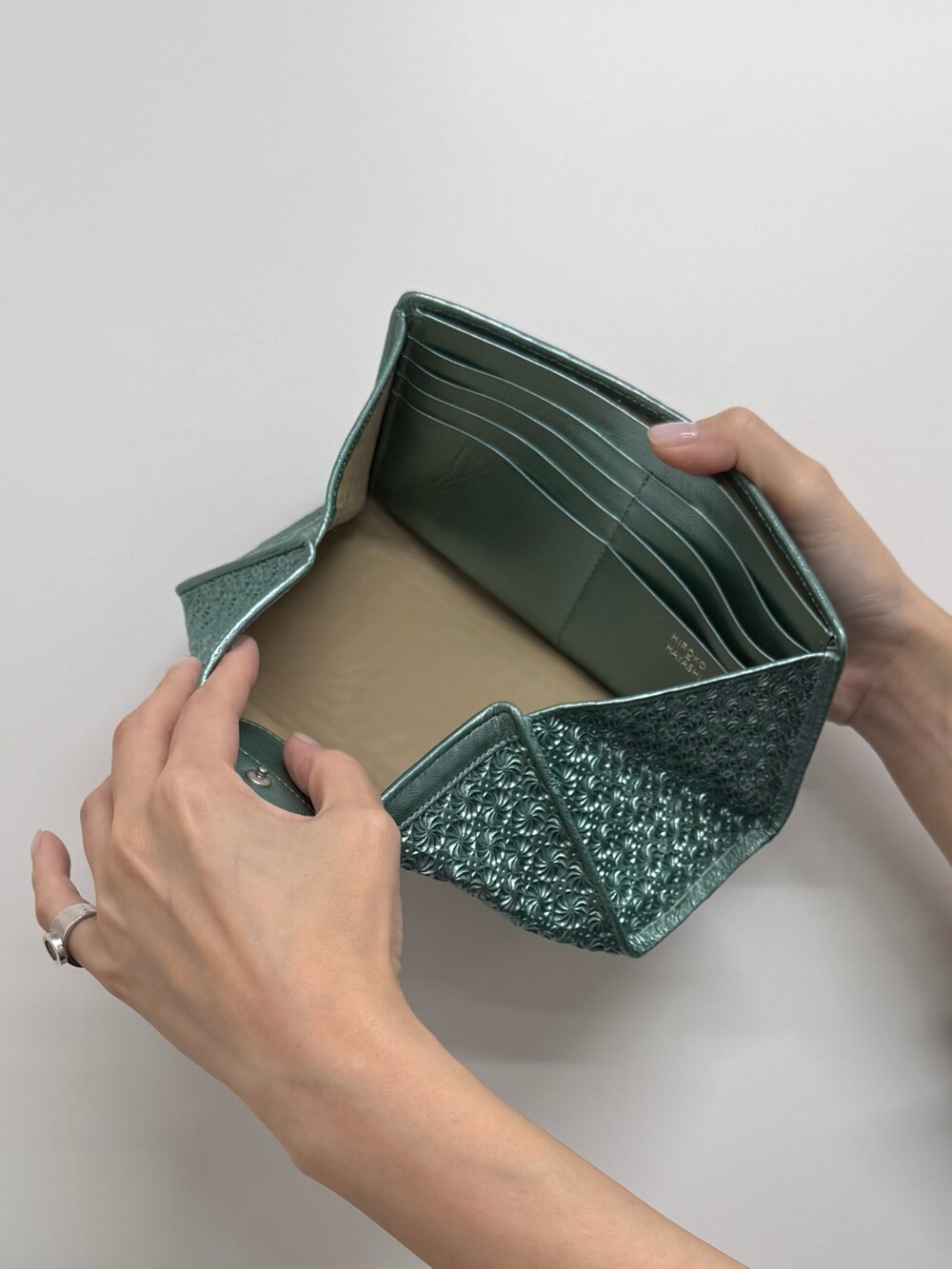 グリーン系の財布、グリーン系の財布を着用したレディースの秋コーディネートの4枚目の写真