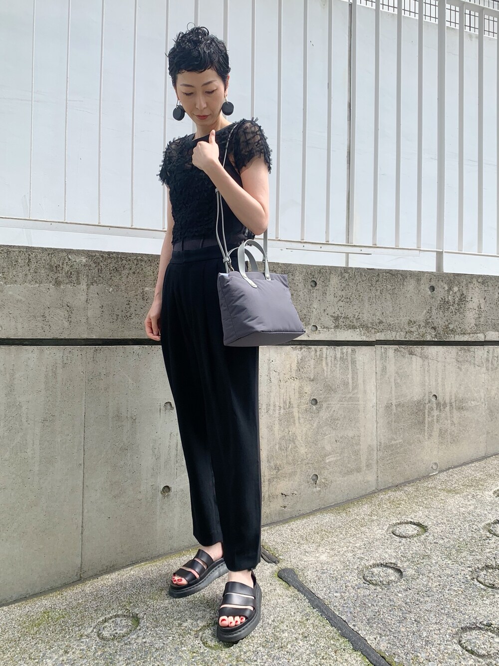 グレー系のショルダーバッグを着用したレディースの夏コーディネートの4枚目の写真