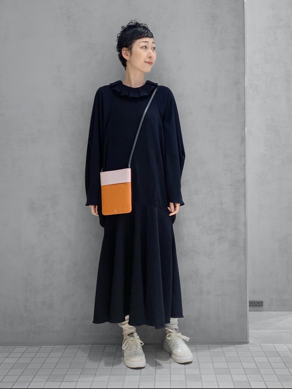 ブラック系のショルダーバッグを着用したレディースの冬コーディネートの5枚目の写真