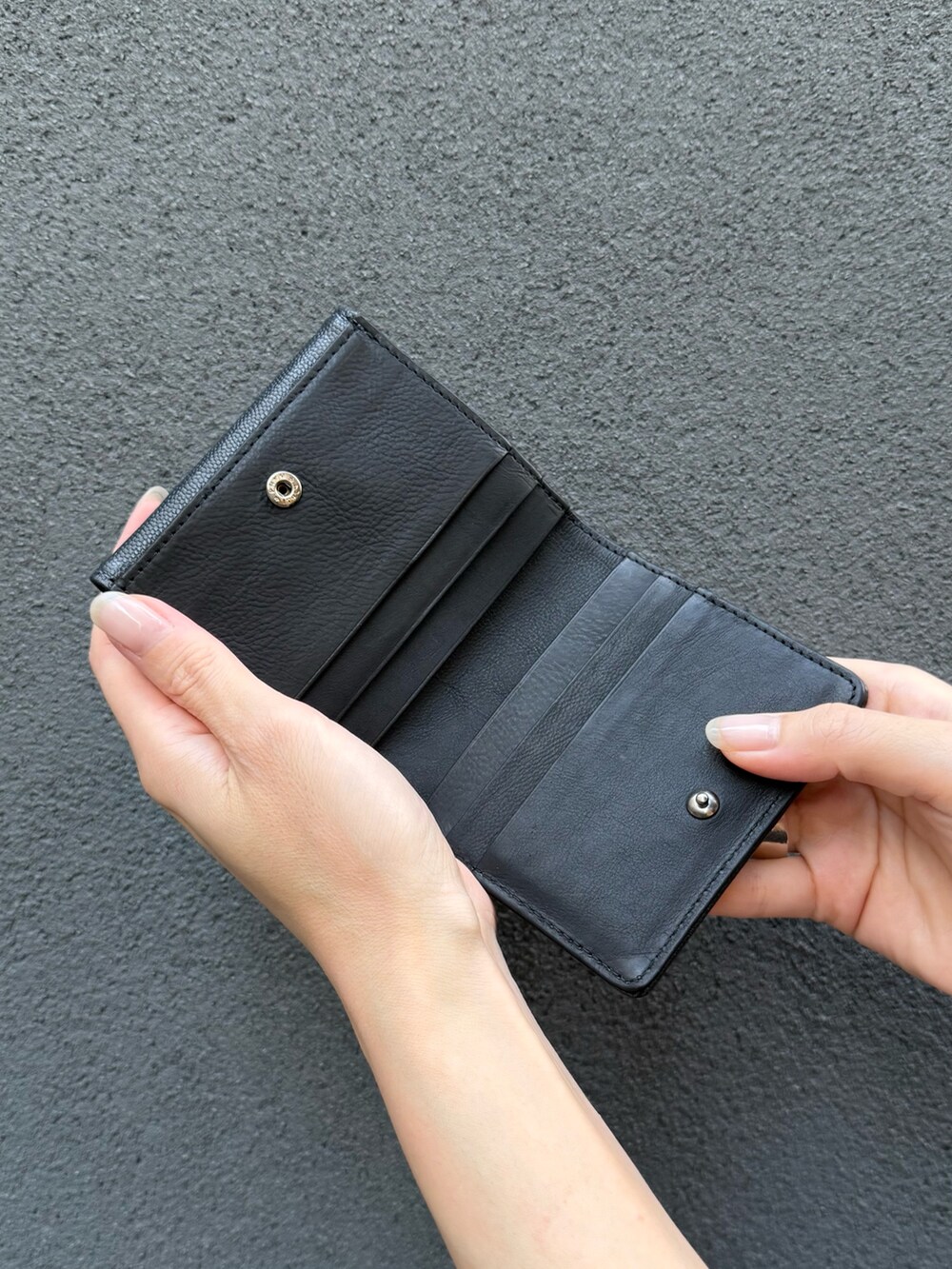 グレー系の財布、グレー系の財布を着用したレディースの秋コーディネートの4枚目の写真