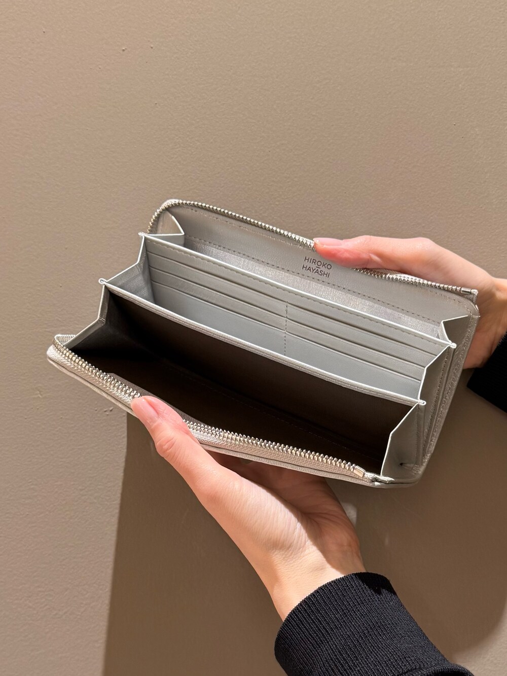 シルバー系の財布、ゴールド系の財布を着用したレディースの春コーディネートの4枚目の写真