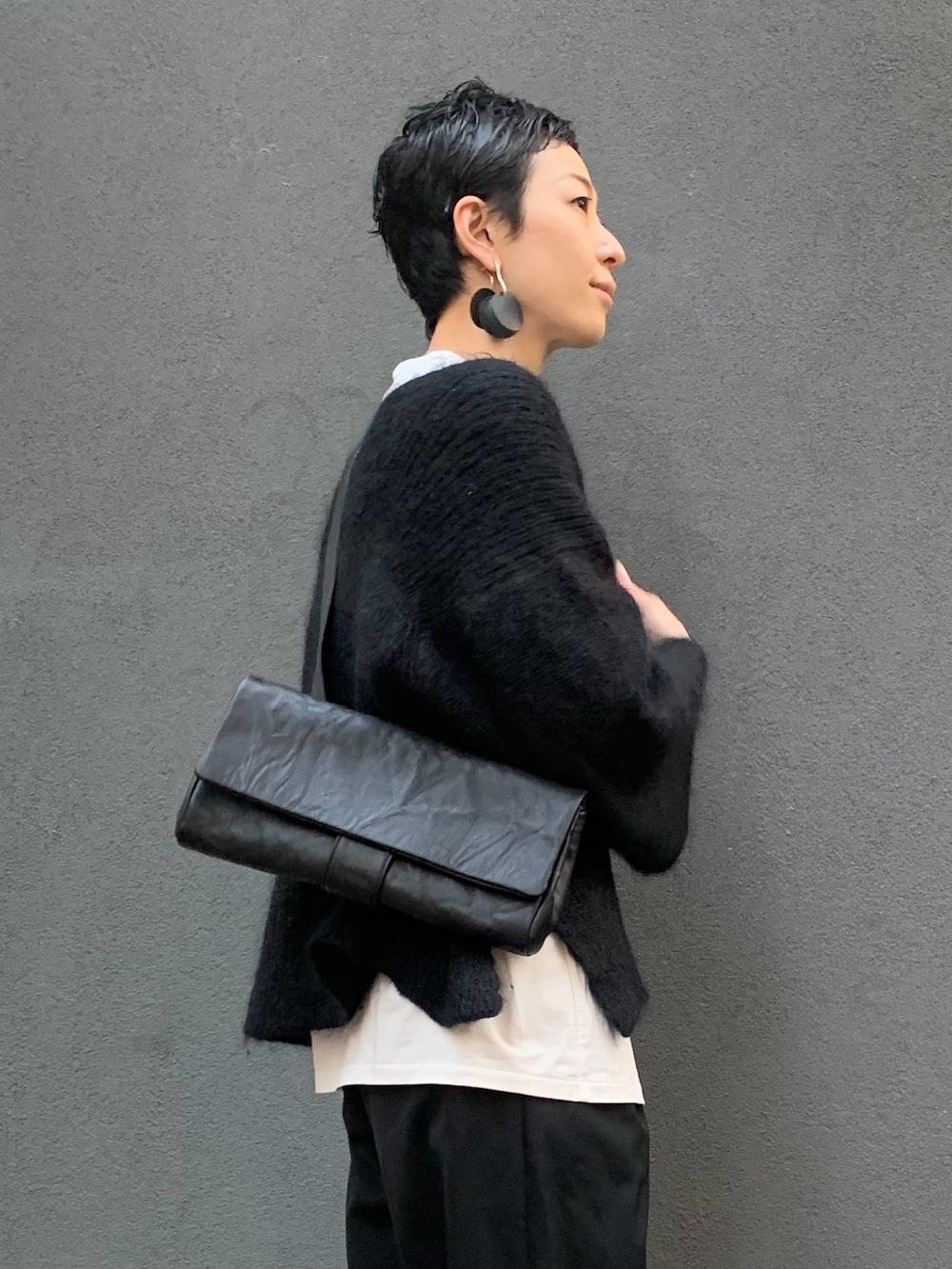 ブラック系のショルダーバッグを着用したレディースの秋コーディネートの3枚目の写真