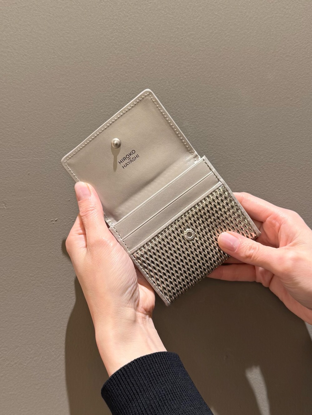 ゴールド系の財布、ゴールド系の財布を着用したレディースの春コーディネートの9枚目の写真