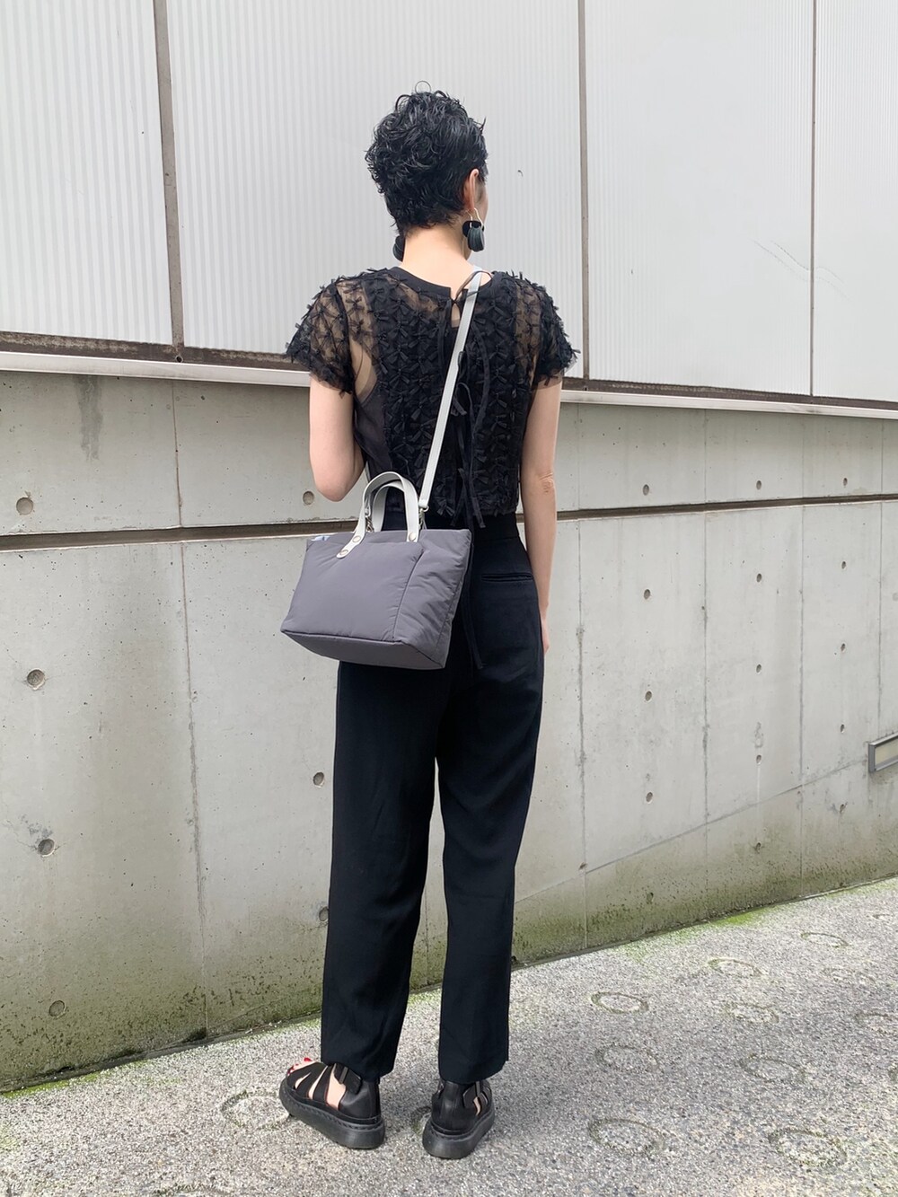 グレー系のショルダーバッグを着用したレディースの夏コーディネートの5枚目の写真