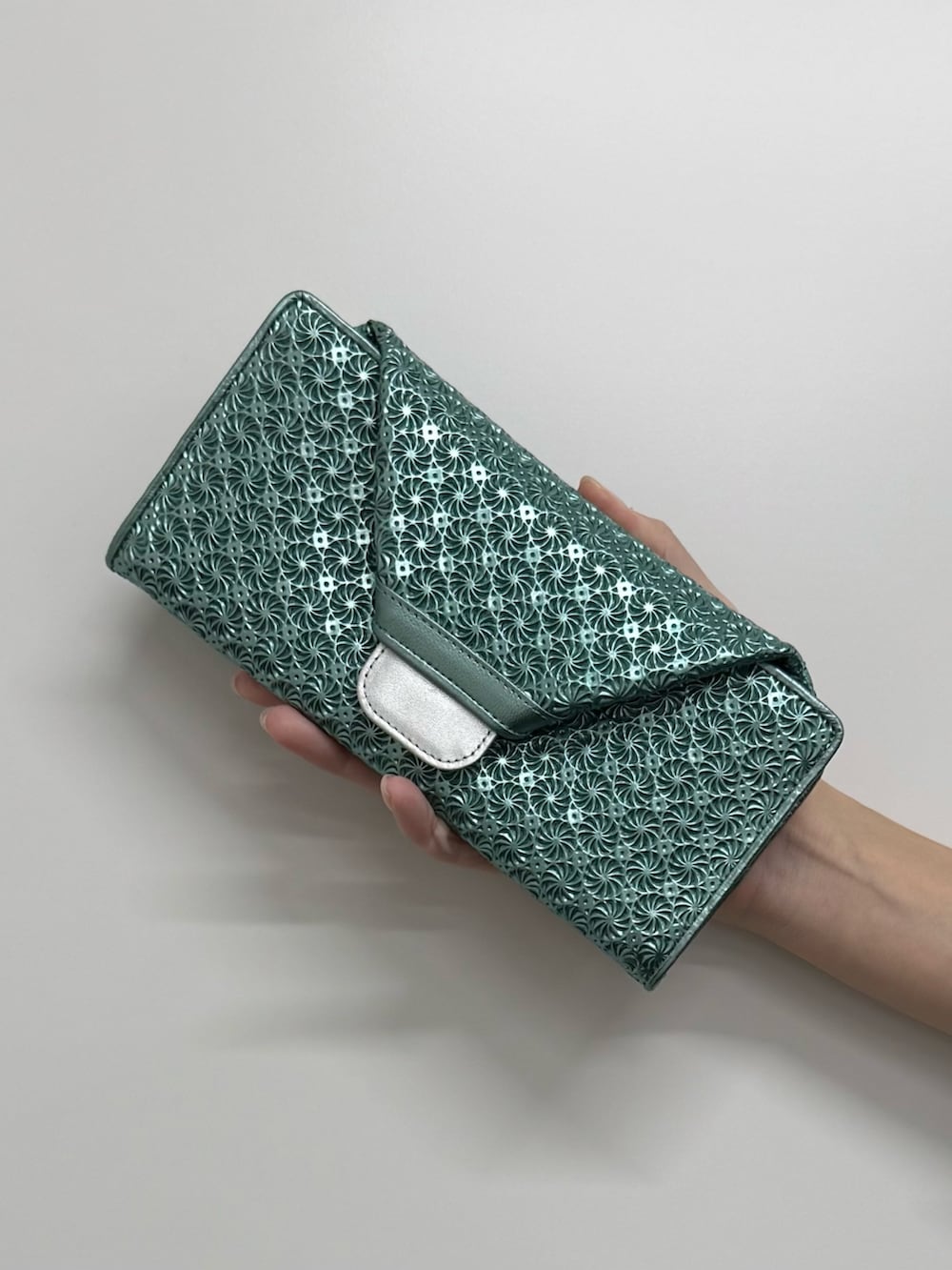 グリーン系の財布、グリーン系の財布を着用したレディースの秋コーディネートの3枚目の写真