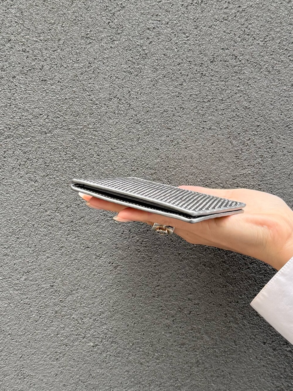 シルバー系の財布、シルバー系の財布、シルバー系の名刺入れを着用したレディースの冬コーディネートの9枚目の写真