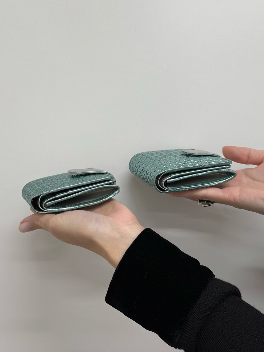 グリーン系の財布、グリーン系の財布を着用したレディースの秋コーディネートの3枚目の写真