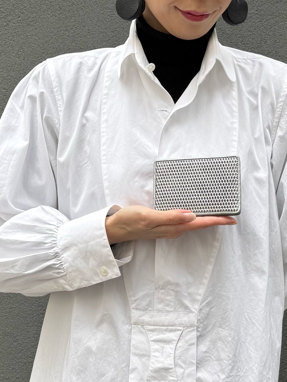 シルバー系の財布、シルバー系の財布、シルバー系の名刺入れを着用したレディースの冬コーディネートの7枚目の写真