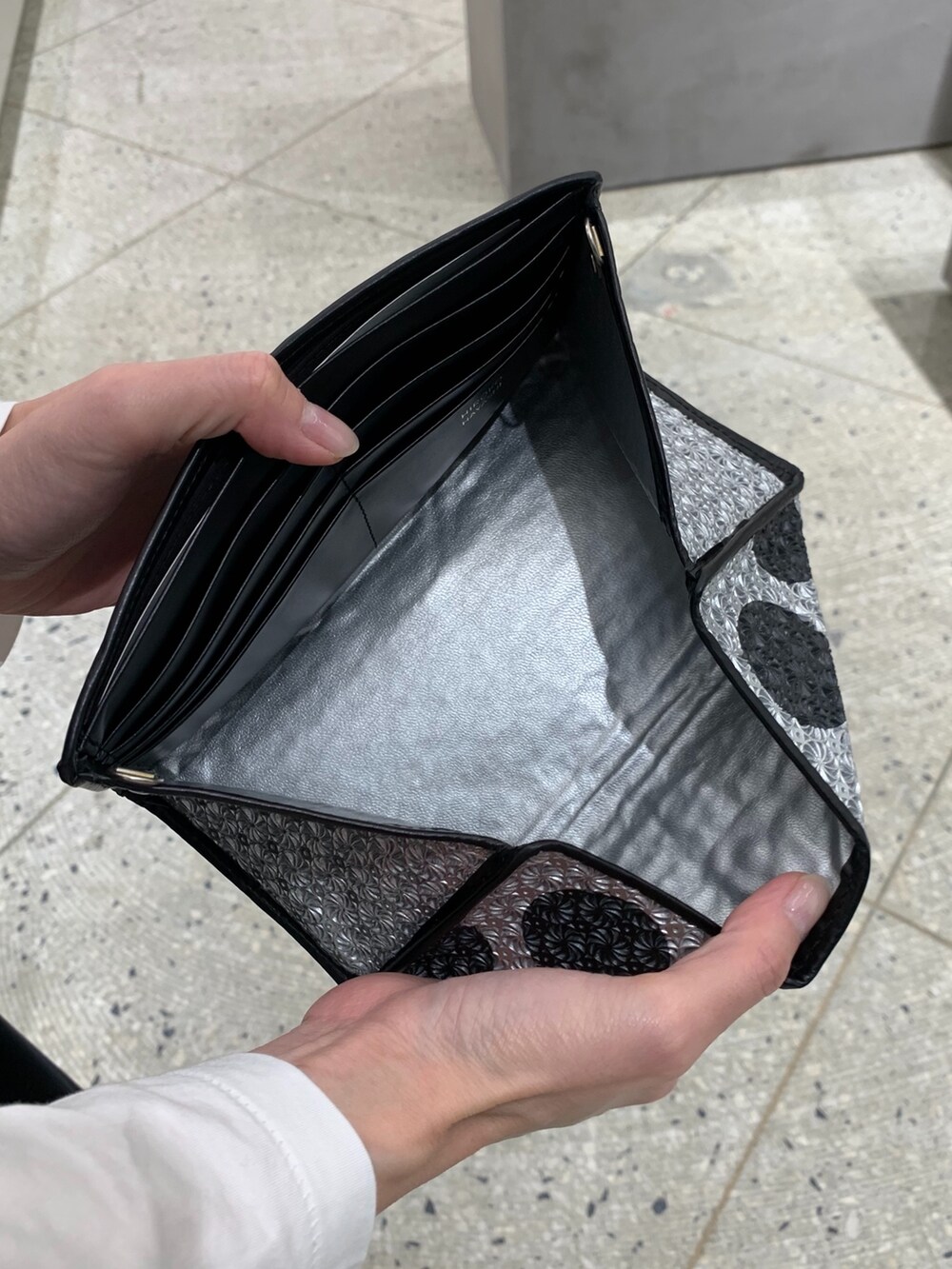 シルバー系の財布、ブラック系のキーケース/キーアクセサリーを着用したレディースの秋コーディネートの4枚目の写真