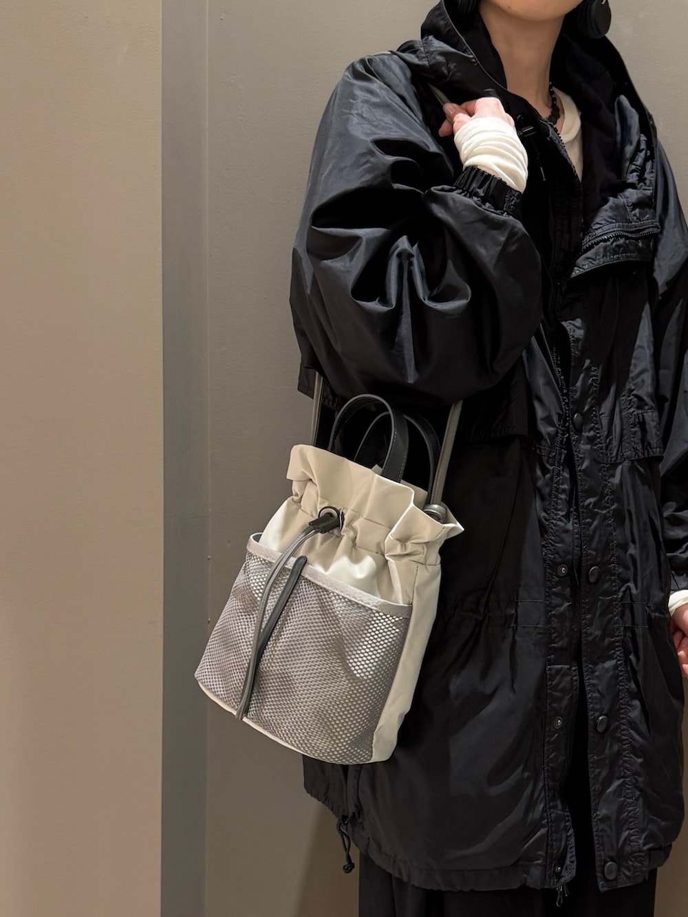 グレー系のショルダーバッグ、シルバー系のリング、シルバー系のリングを着用したレディースの春コーディネートの2枚目の写真