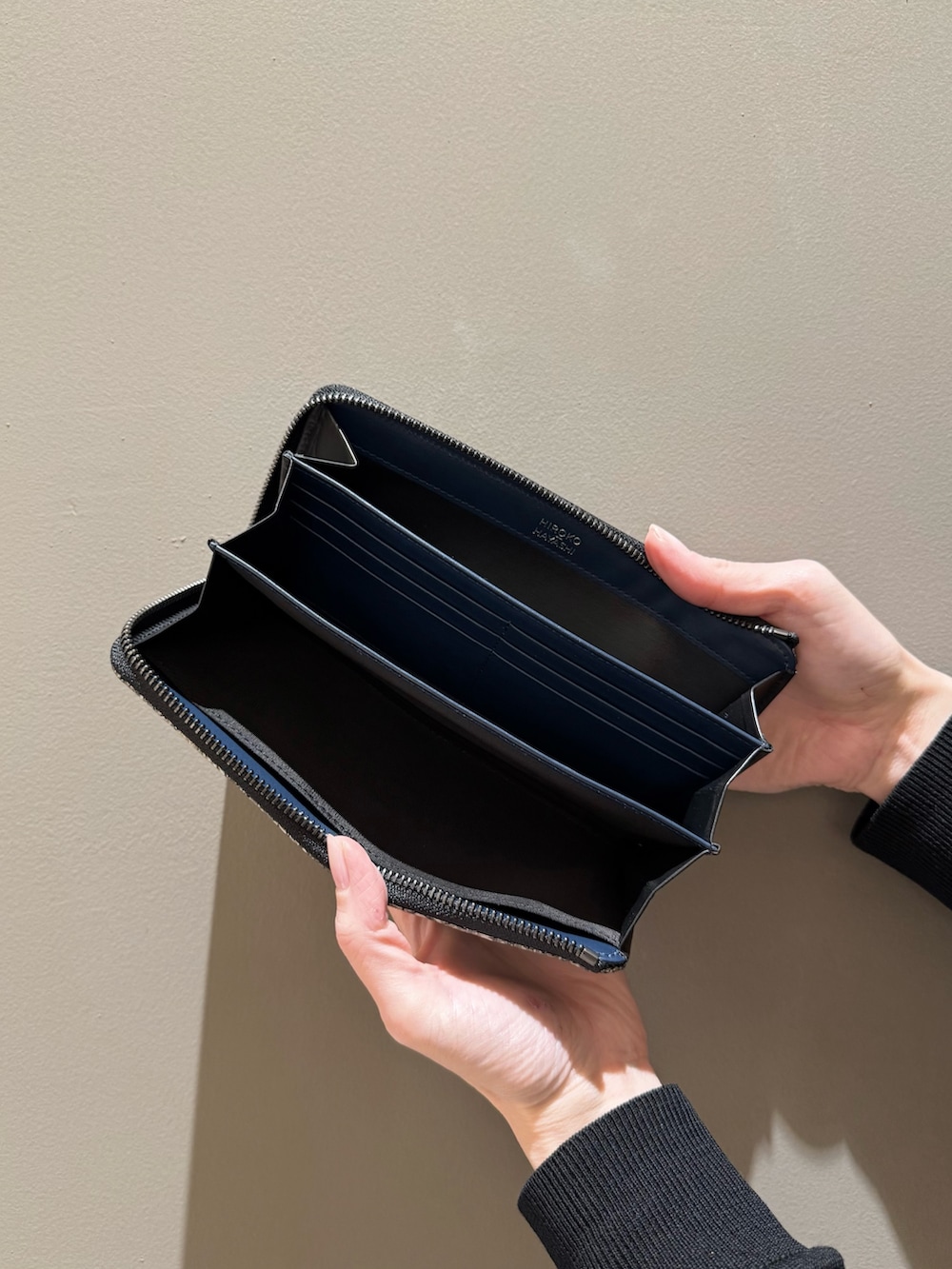 ブラック系の財布、シルバー系の財布を着用したレディースの春コーディネートの3枚目の写真