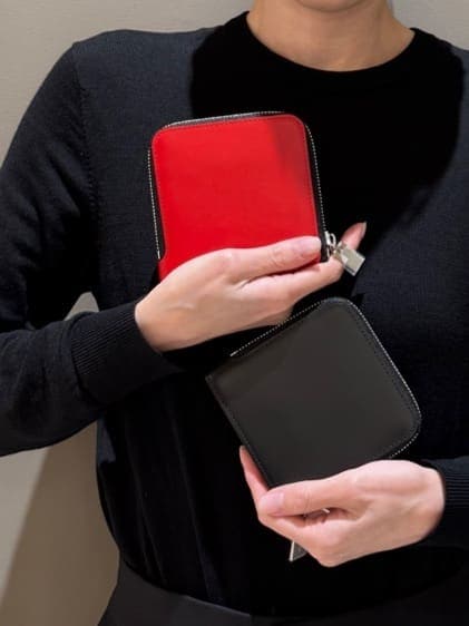 ブラック系の財布、レッド系の財布を着用したレディースの春コーディネートの9枚目の写真