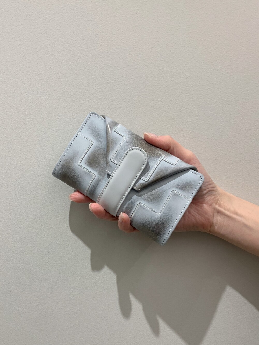 グレー系の財布、グレー系の財布を着用したレディースの春コーディネートの6枚目の写真