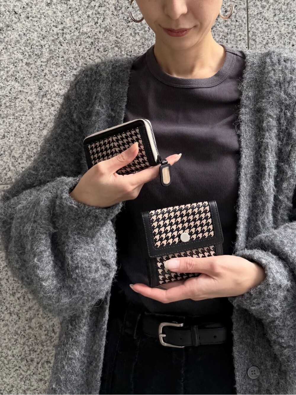 ベージュ系の財布、ベージュ系のキーケース/キーアクセサリーを着用したレディースの秋コーディネートの9枚目の写真