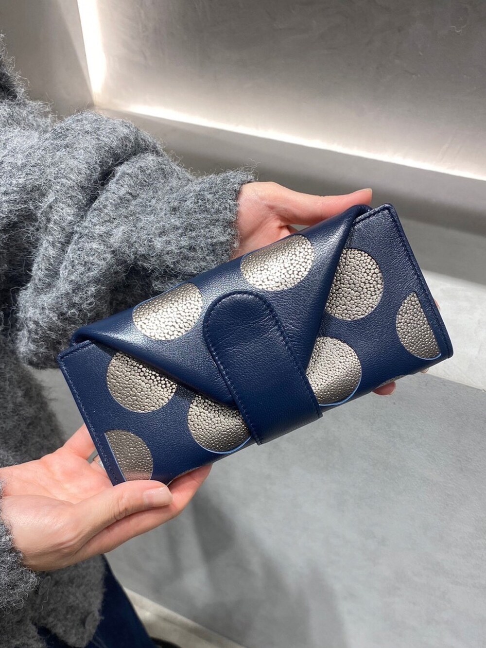 ブルー系の財布、シルバー系のキーケース/キーアクセサリーを着用したレディースの秋コーディネートの4枚目の写真