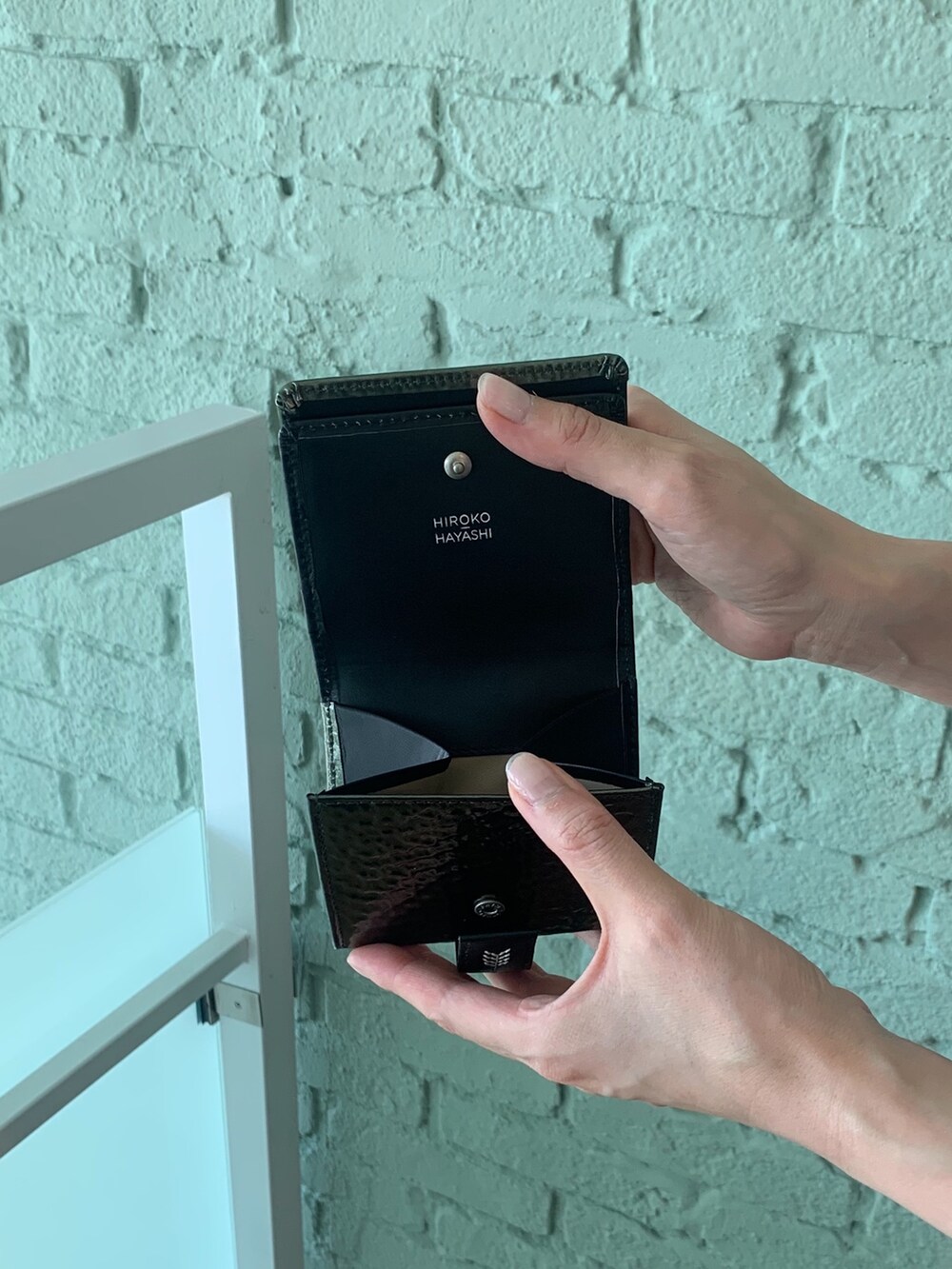 グリーン系の財布、グリーン系の財布を着用したレディースの秋コーディネートの5枚目の写真