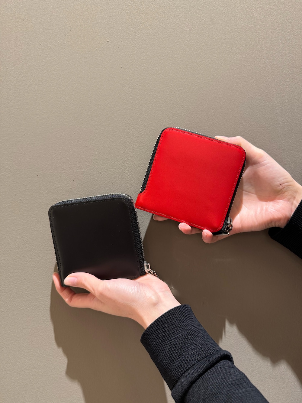 レッド系の財布、ブラック系の財布を着用したレディースの春コーディネートの2枚目の写真