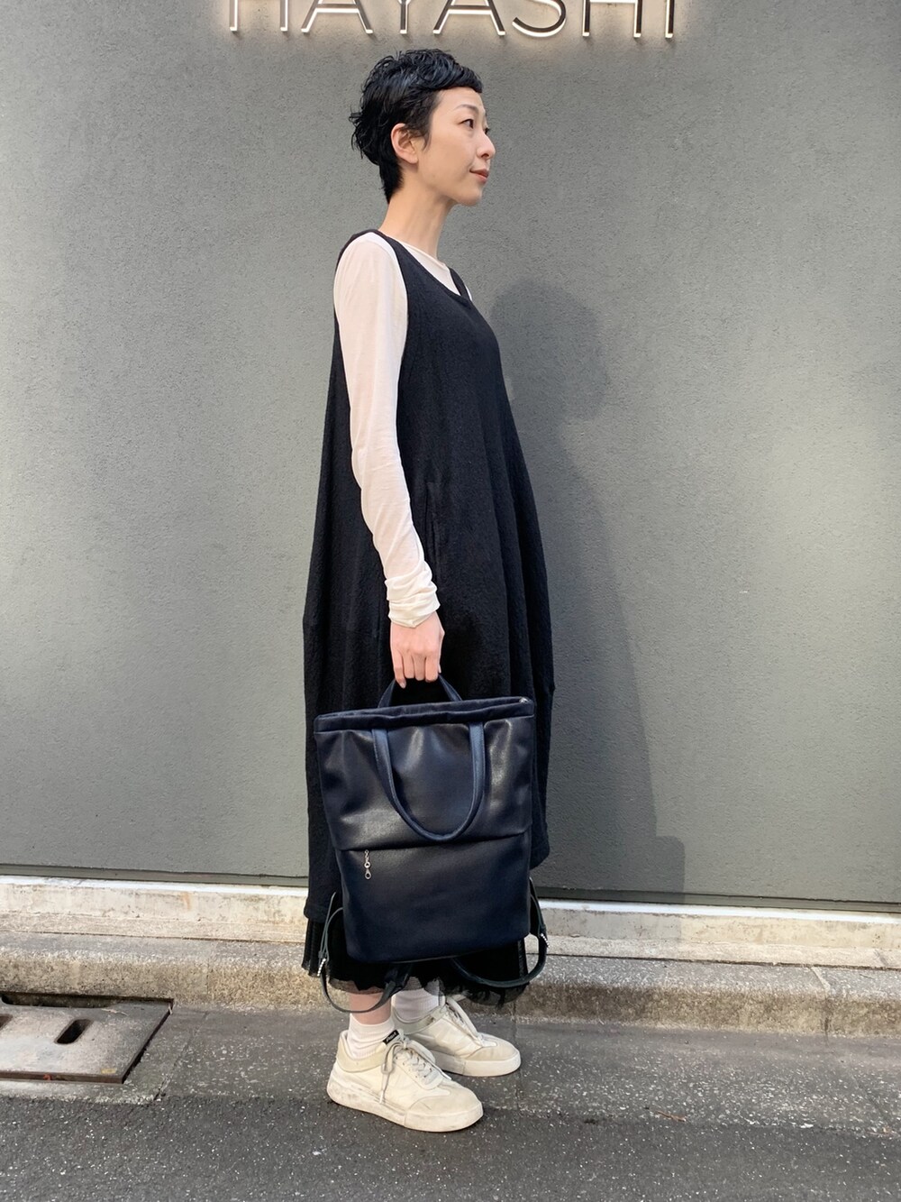 ブルー系のバックパック/リュックを着用したレディースの春コーディネートの4枚目の写真