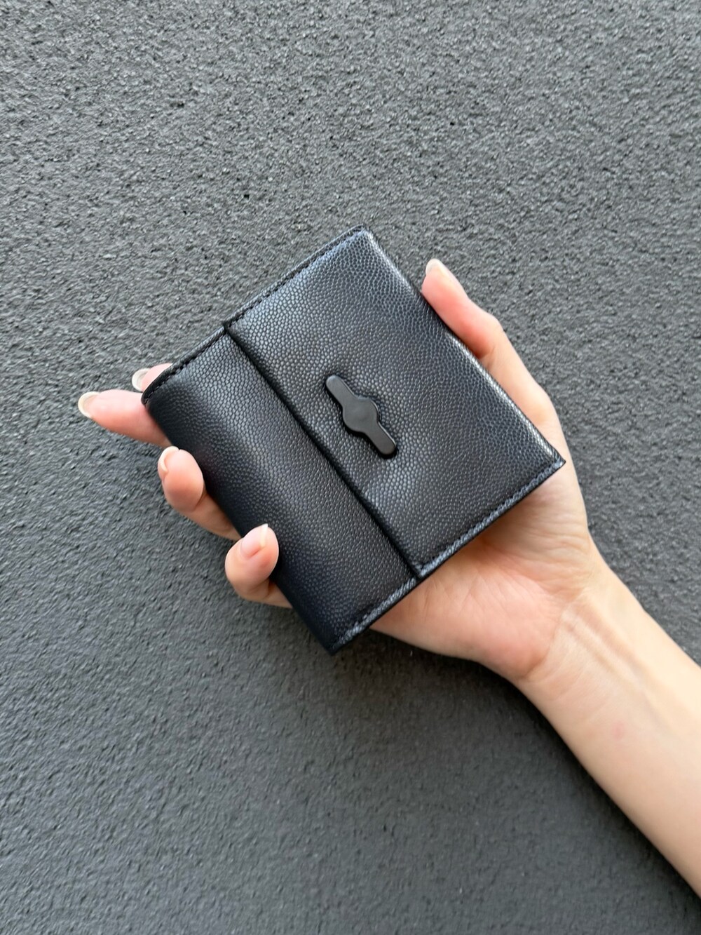 グレー系の財布、グレー系の財布を着用したレディースの秋コーディネートの2枚目の写真