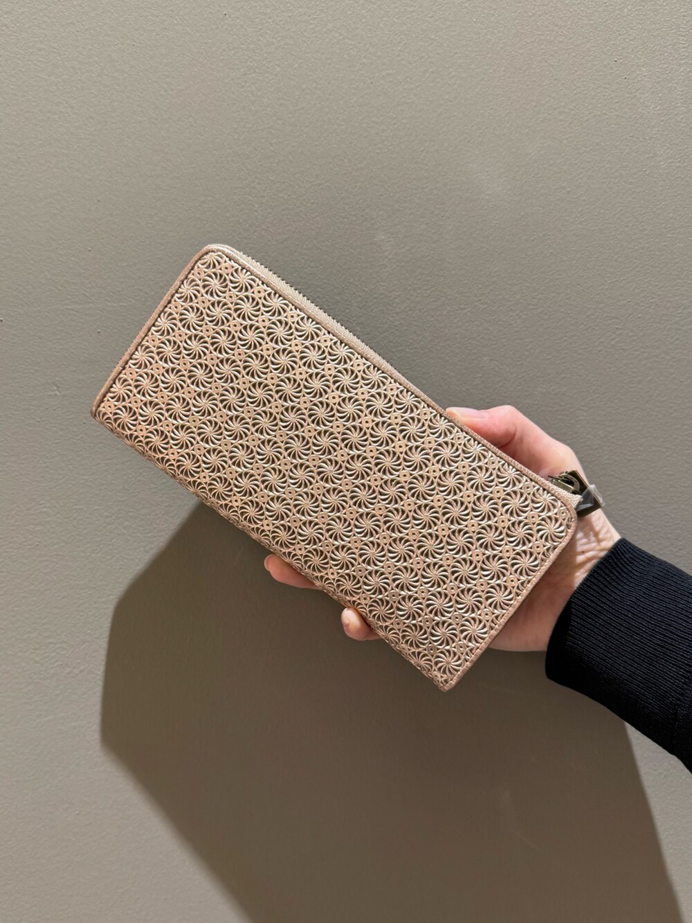 ピンク系の財布、グレー系の財布を着用したレディースの春コーディネートの3枚目の写真