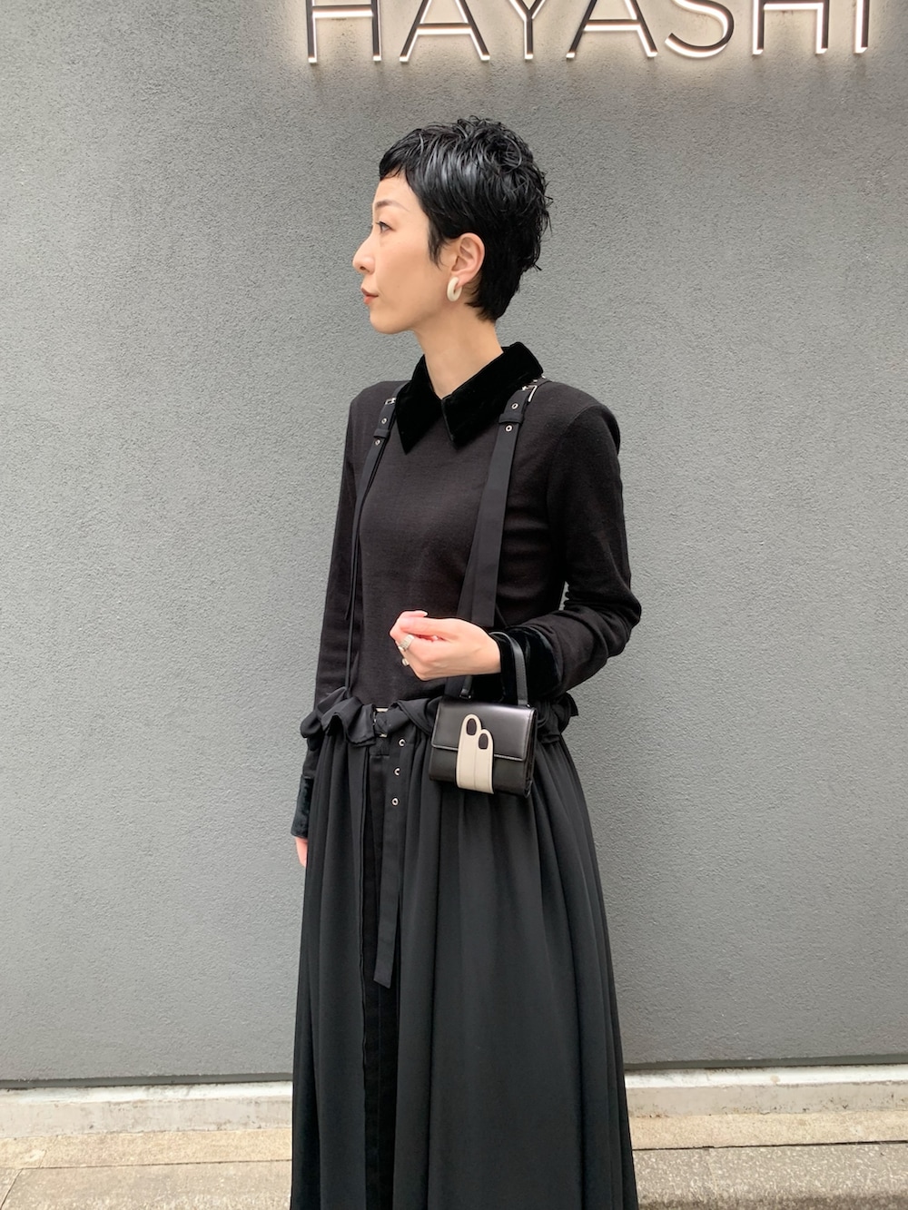 ブラック系の財布、ブラック系の財布を着用したレディースの春コーディネートの3枚目の写真