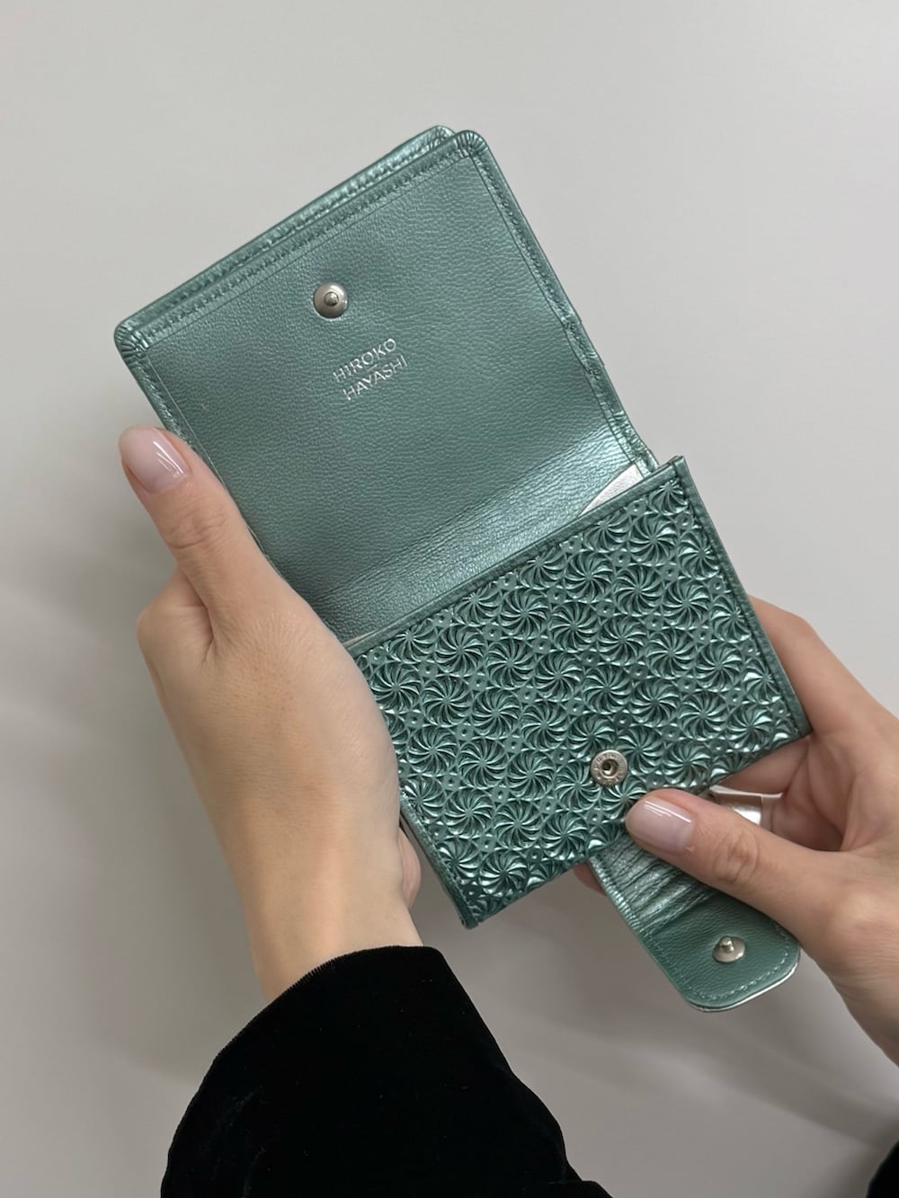 グリーン系の財布、グリーン系の財布を着用したレディースの秋コーディネートの6枚目の写真