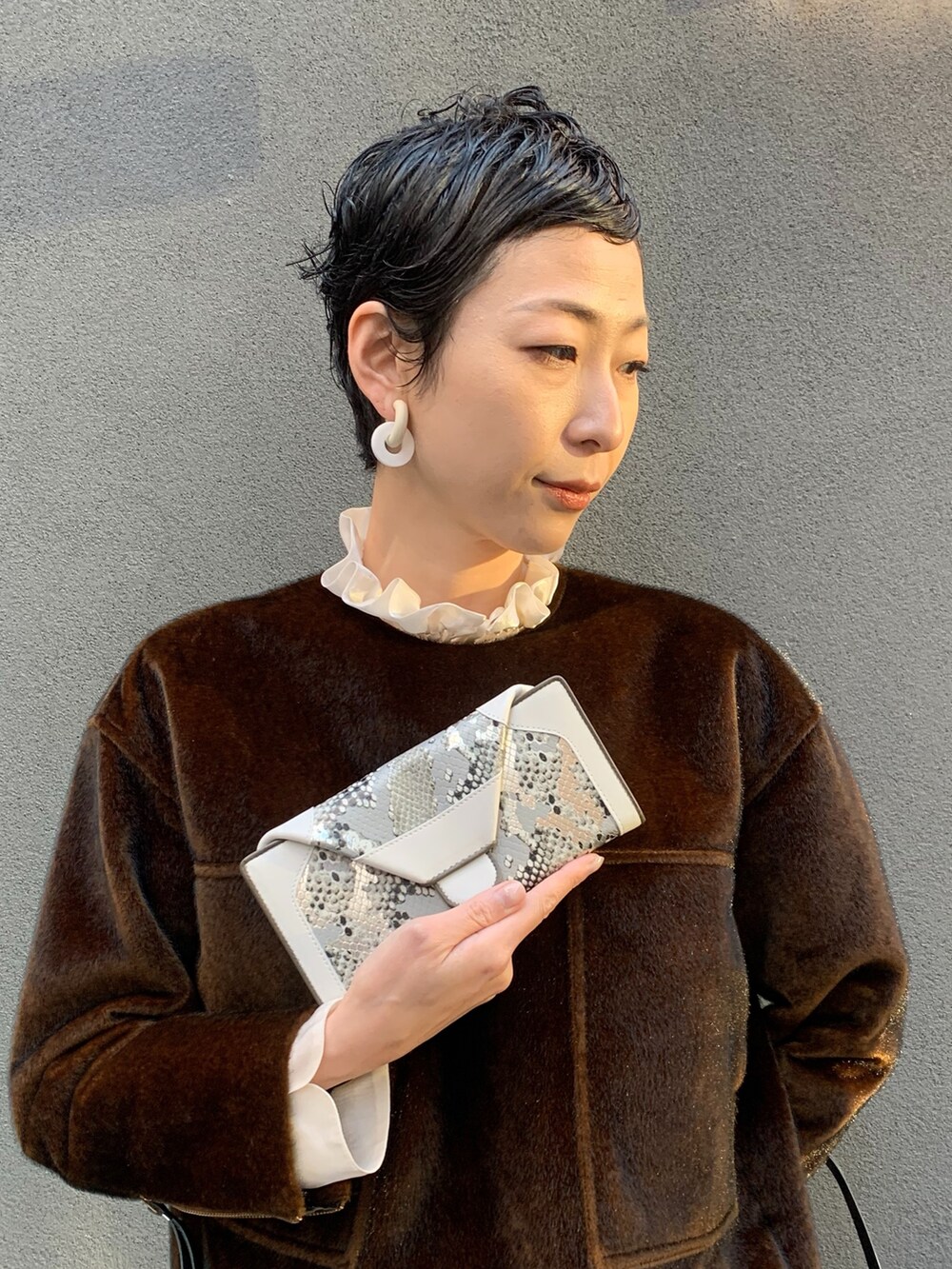 シルバー系の財布、シルバー系の財布を着用したレディースの冬コーディネートの3枚目の写真
