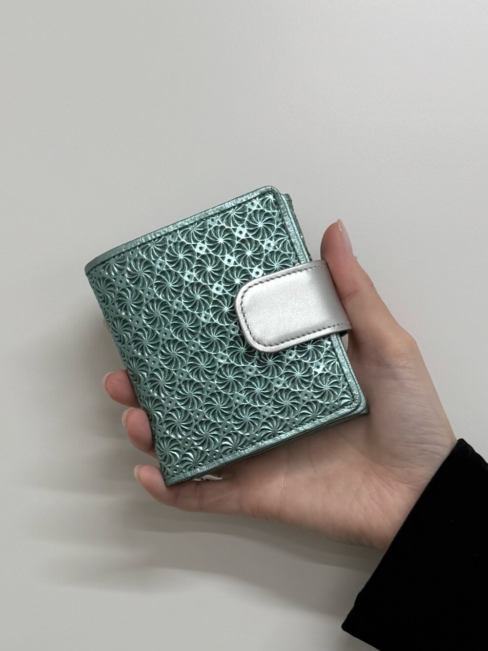 グリーン系の財布、グリーン系の財布を着用したレディースの秋コーディネートの4枚目の写真