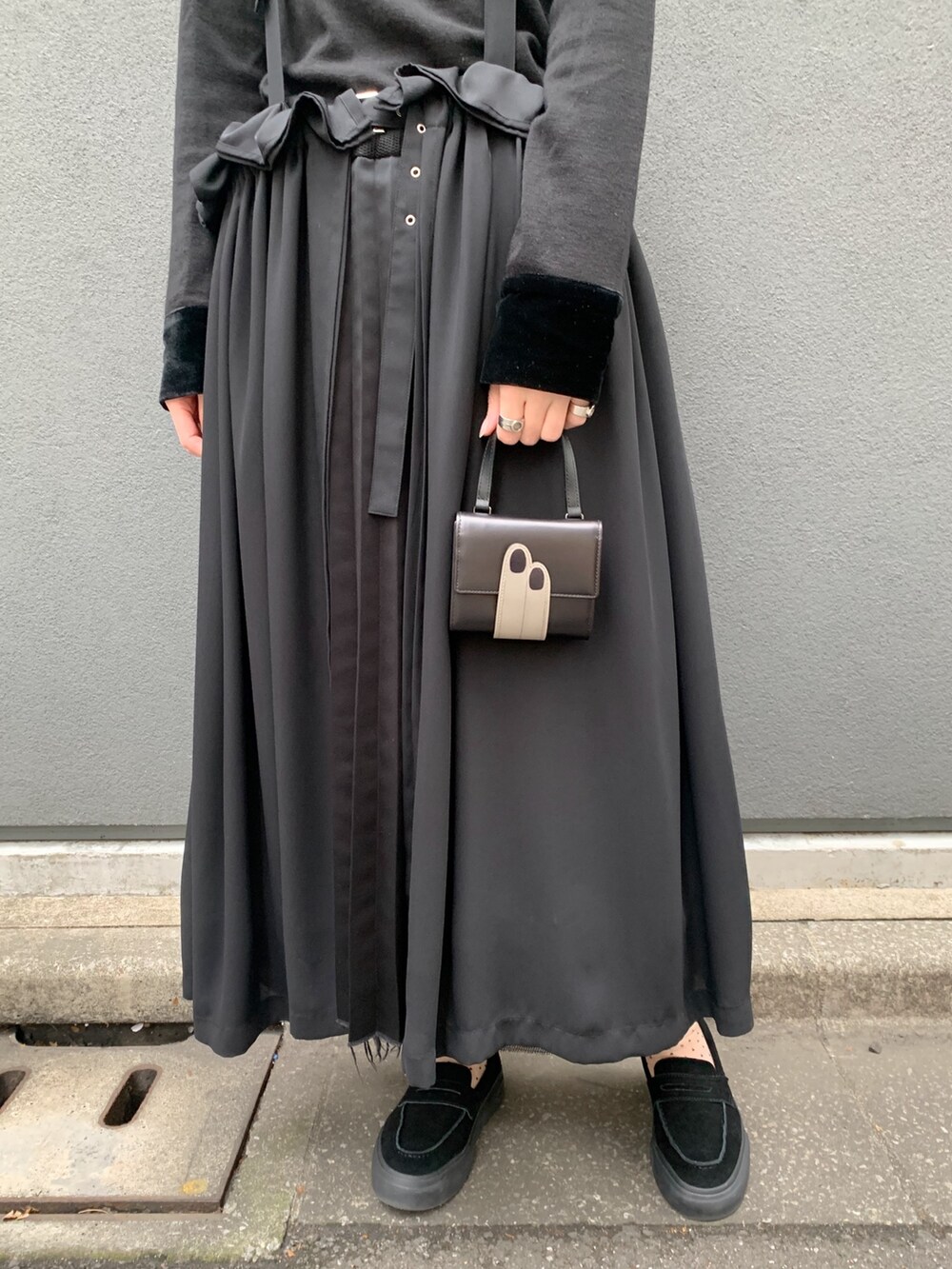 ブラック系の財布、ブラック系のキーケース/キーアクセサリーを着用したレディースの春コーディネートの5枚目の写真