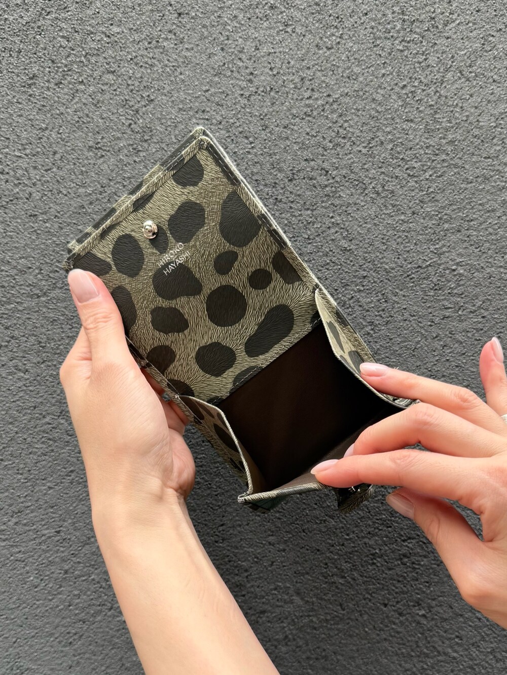 グリーン系の財布、グリーン系の財布を着用したレディースの夏コーディネートの7枚目の写真