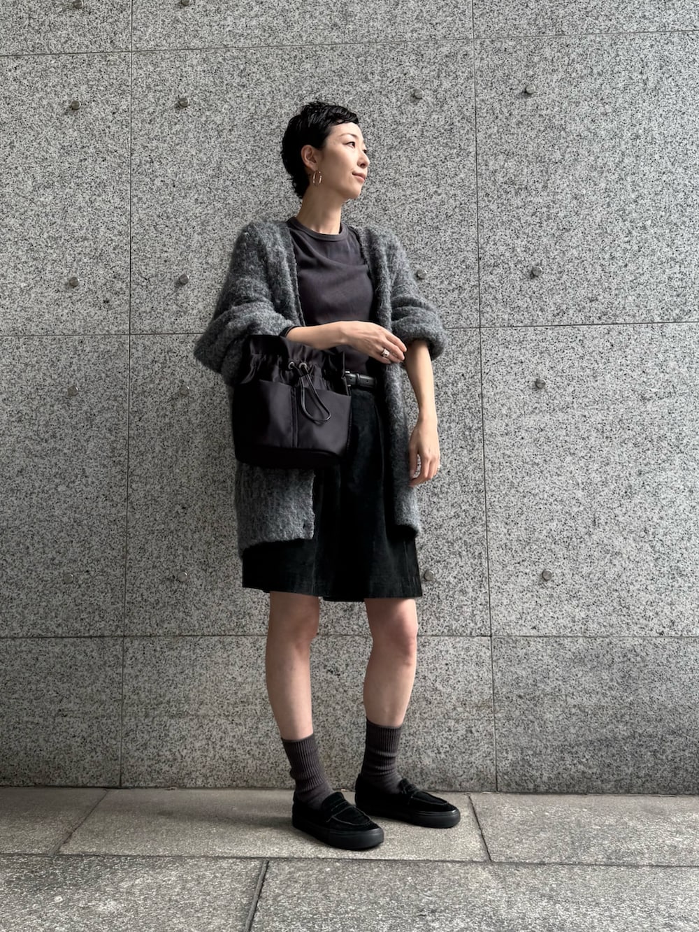 ブラック系のショルダーバッグを着用したレディースの秋コーディネートの3枚目の写真